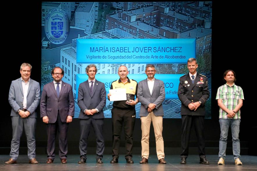 Festividad de San Juan de la Policía Local - Posado de los galardonados junto a la corporación municipal y los representantes  policiales.