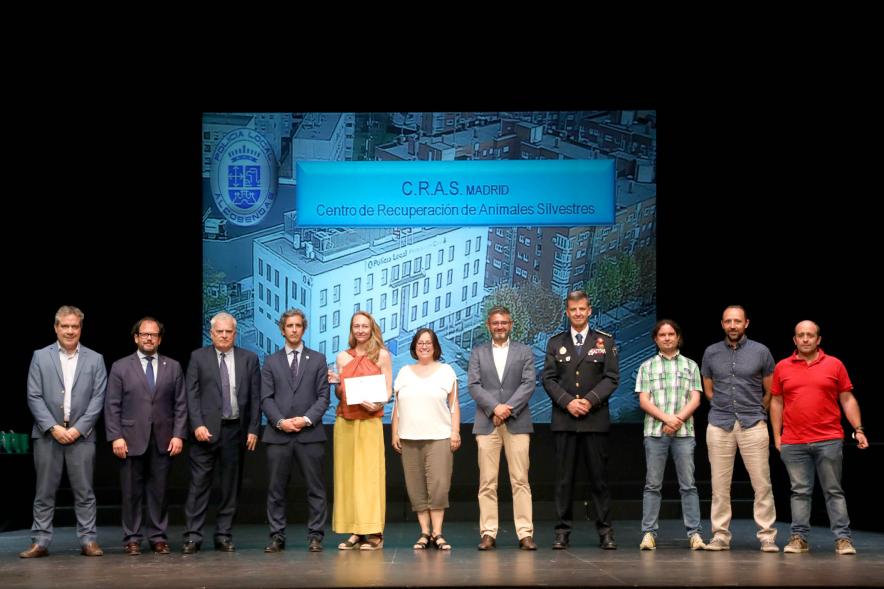 Festividad de San Juan de la Policía Local - Posado de las galardonadas junto a la corporación municipal y los representantes  policiales.