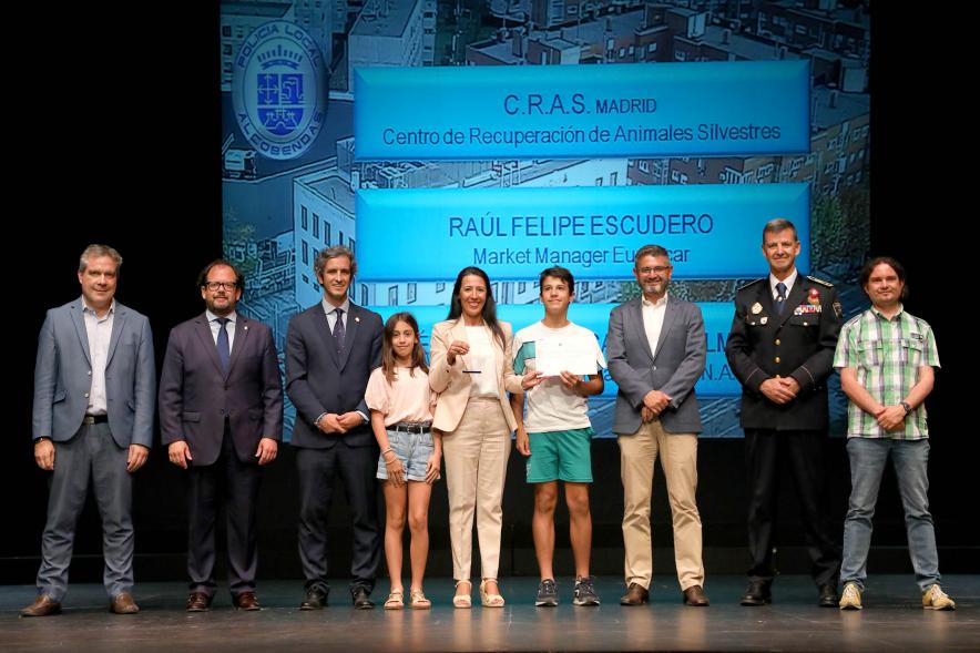 Festividad de San Juan de la Policía Local - Posado de una familia galardonada junto a la corporación municipal y los representantes  policiales.