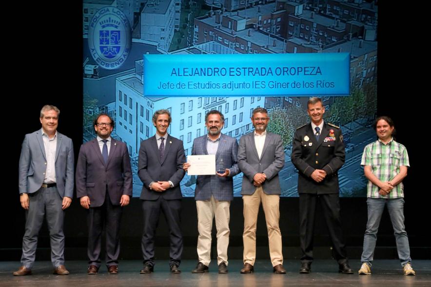 Festividad de San Juan de la Policía Local - Posado de los galardonados junto a la corporación municipal y los representantes  policiales.