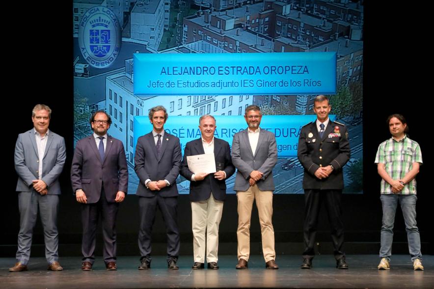 Festividad de San Juan de la Policía Local - Posado de los galardonados junto a la corporación municipal y los representantes  policiales.