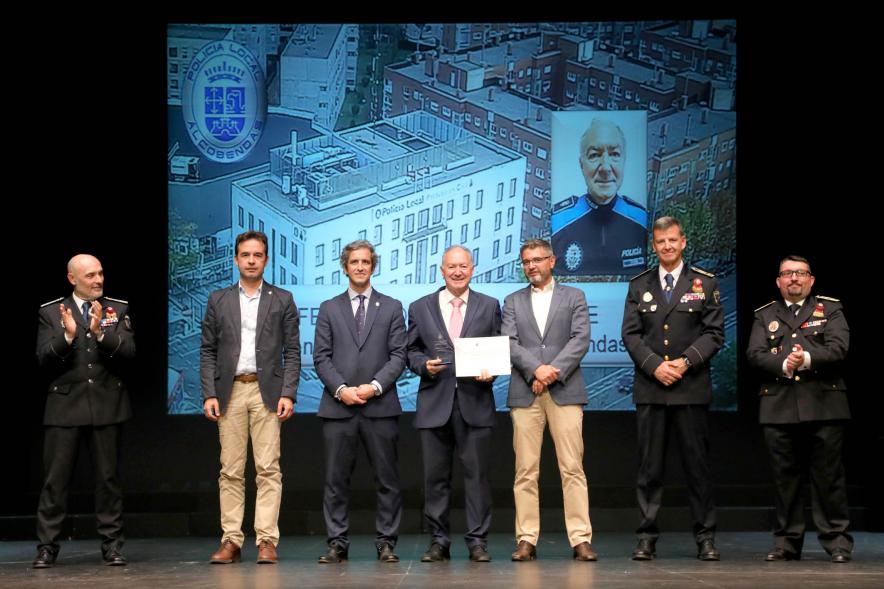 Festividad de San Juan de la Policía Local - Posado de los galardonados junto a la corporación municipal y los representantes  policiales.