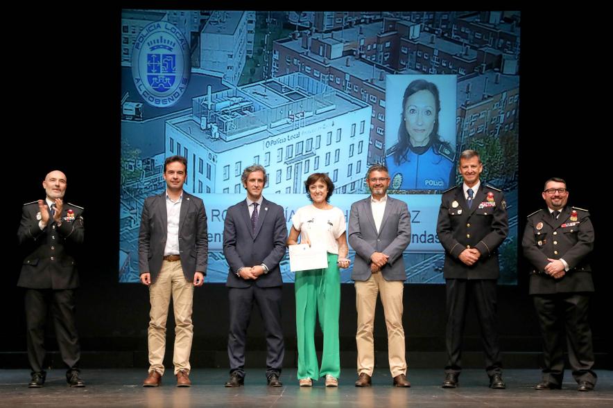Festividad de San Juan de la Policía Local - Posado de la galardonada junto a la corporación municipal y policial.