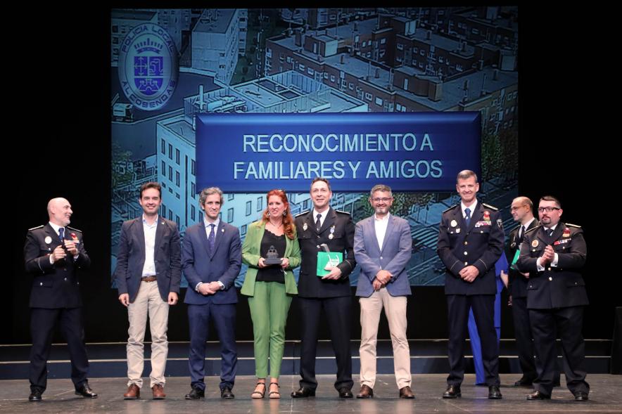 Festividad de San Juan de la Policía Local - Posado de los galardonados junto a la corporación municipal y policial.