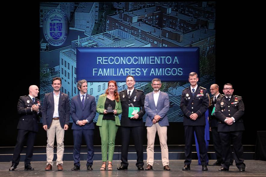 Festividad de San Juan de la Policía Local - Posado de los galardonados junto a la corporación municipal y policial.