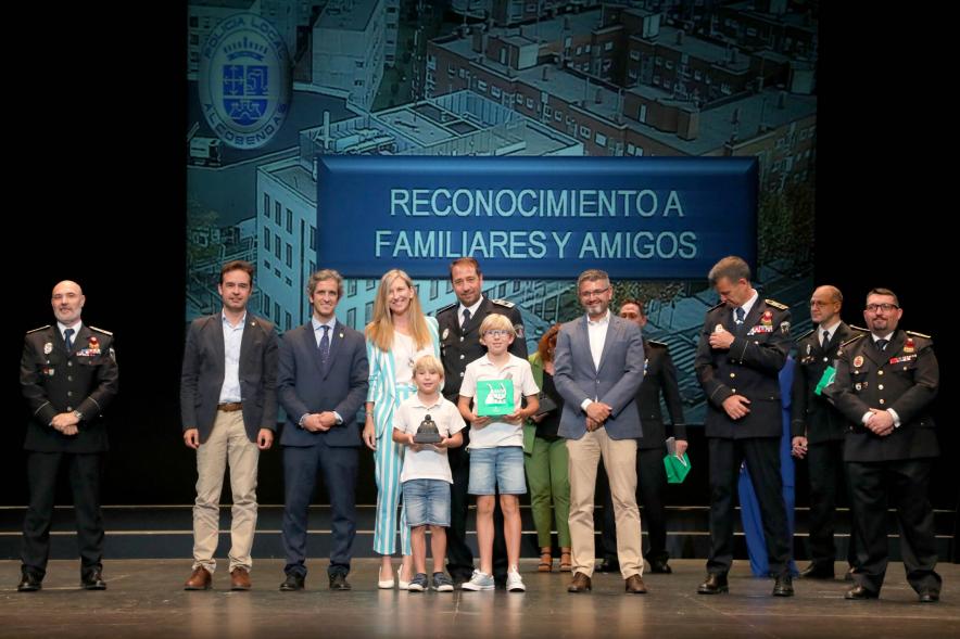 Festividad de San Juan de la Policía Local - Posado de la familia galardonada y la corporación municipal y policial.
