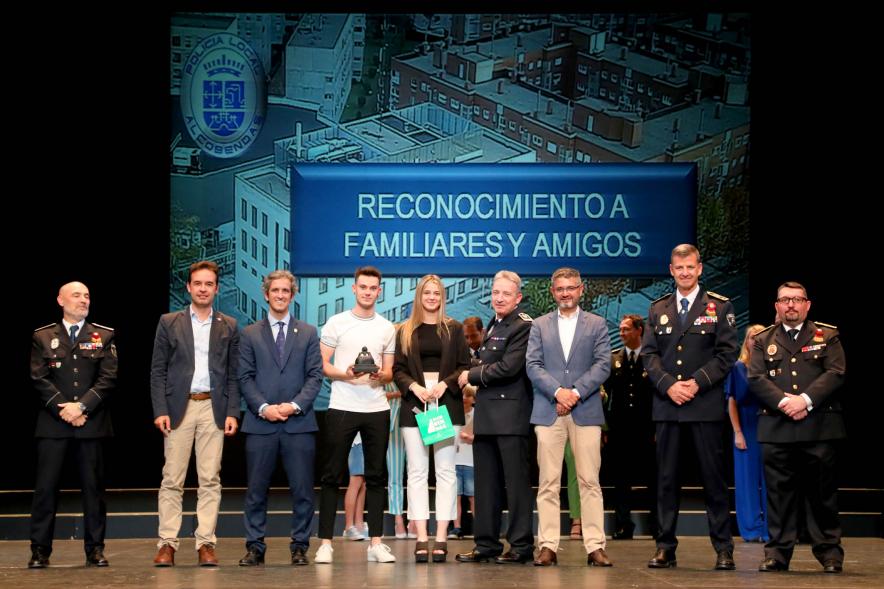 Festividad de San Juan de la Policía Local - Posado de los galardonados junto a la corporación municipal y policial.