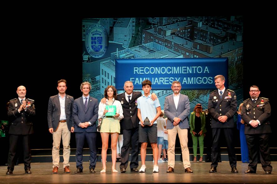 Festividad de San Juan de la Policía Local - Posado de los jóvenes galardonados con la corpo5ración municipal y policial.