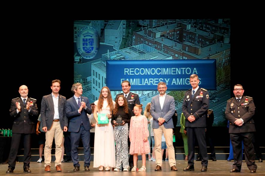 Festividad de San Juan de la Policía Local - Posado de los jóvenes galardonados con la corporación municipal y policial. 