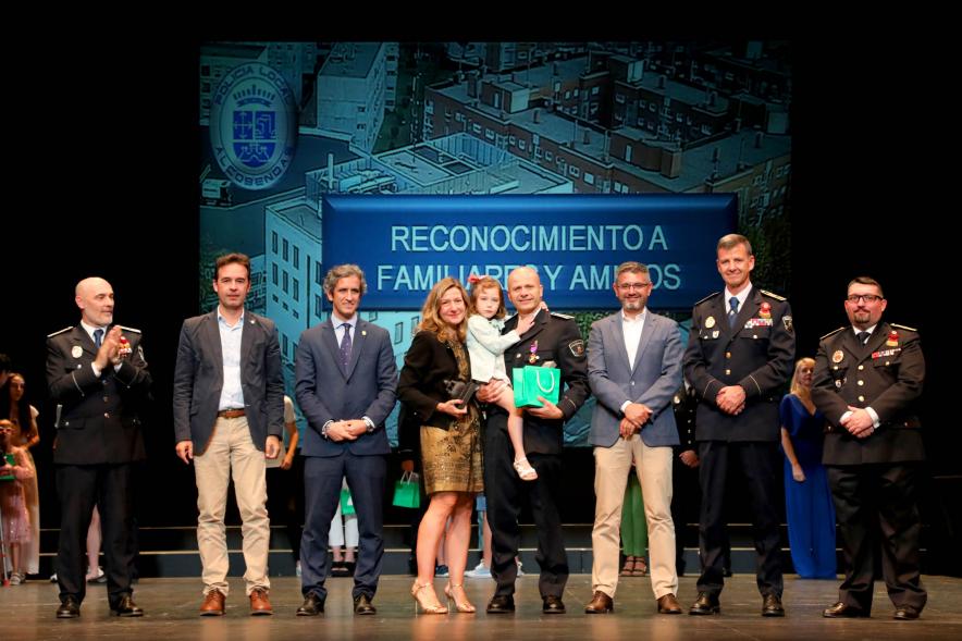 Festividad de San Juan de la Policía Local-  Posado del galardonado con su familia y la corporación municipal y policial.