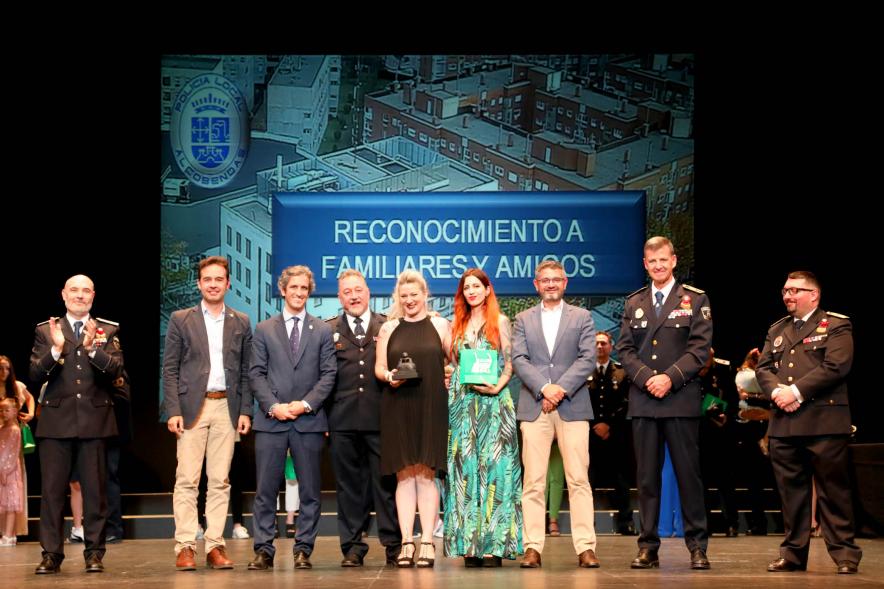 Festividad de San Juan de la Policía Local - Posado de los galardonados junto a la corporación municipal y policial.