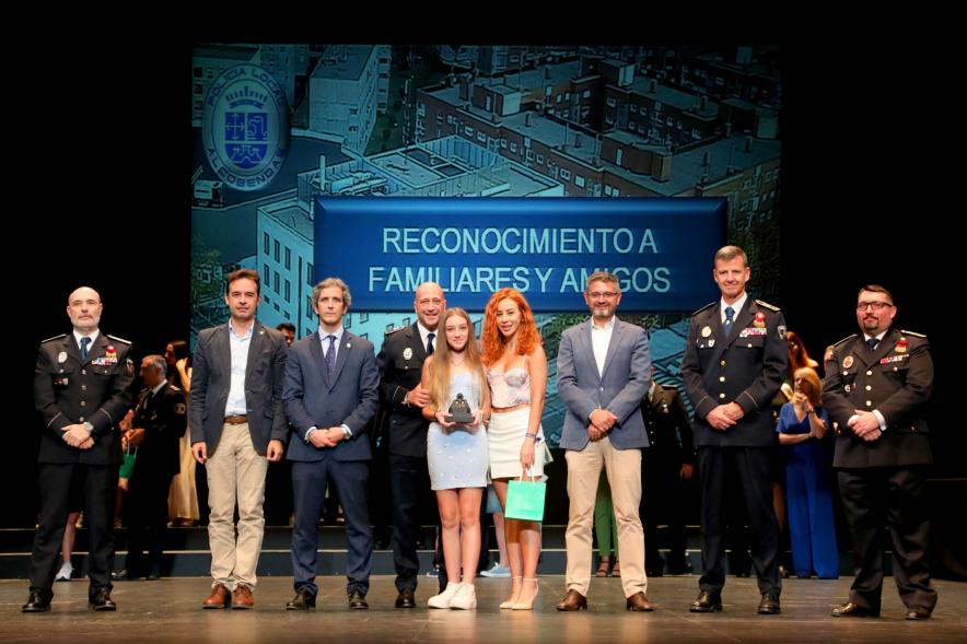 Festividad de San Juan de la Policía Local - Posado de los galardonados junto a la corporación municipal y policial.