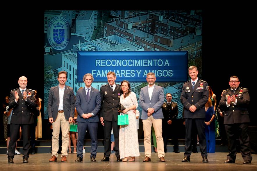Festividad de San Juan de la Policía Local - Posado de los galardonados junto a la corporación municipal y policial.