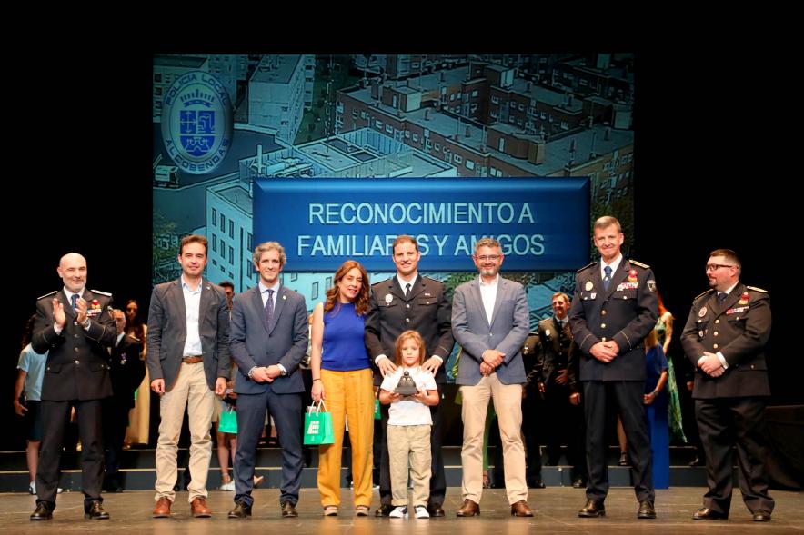 Festividad de San Juan de la Policía Local-  Posado del galardonado con su familia y la corporación municipal y policial.