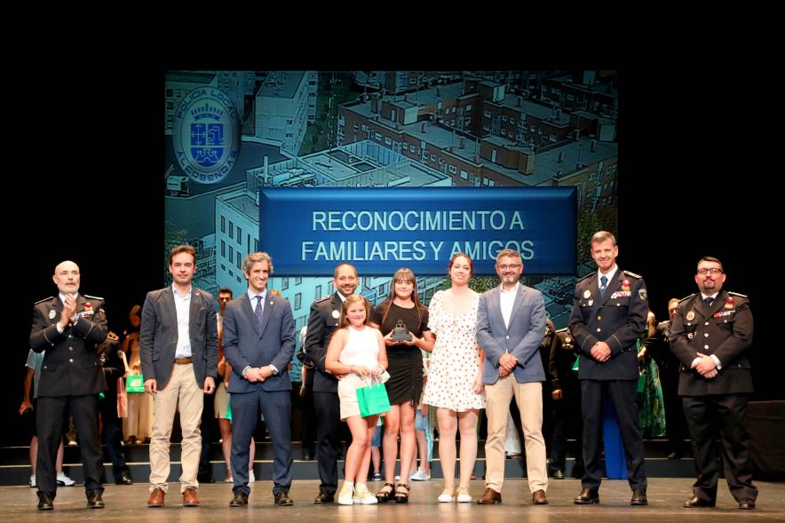 Festividad de San Juan de la Policía Local-  Posado del galardonado con su familia y la corporación municipal y policial.