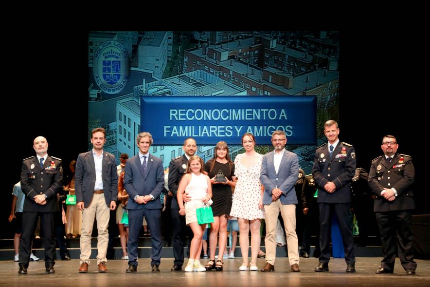 Festividad de San Juan de la Policía Local-  Posado del galardonado con su familia y la corporación municipal y policial.