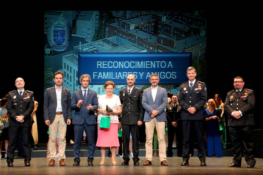 Festividad de San Juan de la Policía Local - Posado de la galardonada junto a la corporación municipal y policial.