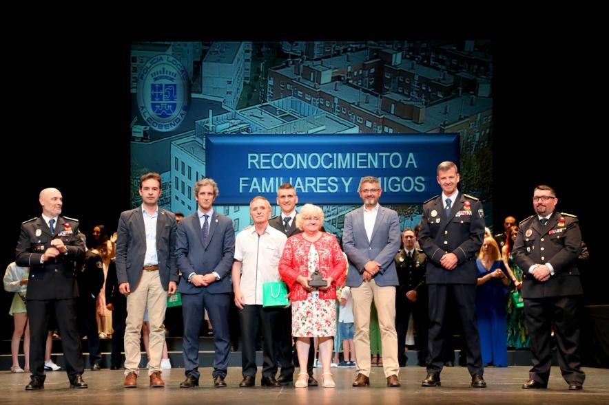 Festividad de San Juan de la Policía Local - Posado de los galardonados junto a la corporación municipal y policial.
