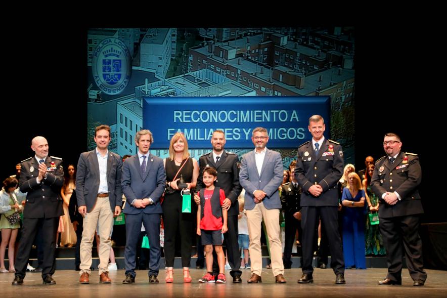 Festividad de San Juan de la Policía Local-  Posado del galardonado con su familia y la corporación municipal y policial.