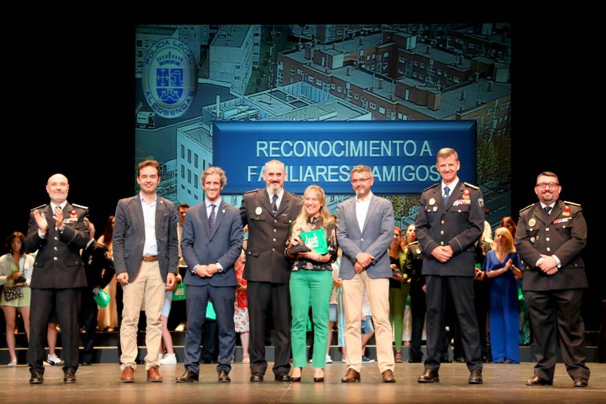 Festividad de San Juan de la Policía Local-  Posado del galardonado con su familia y la corporación municipal y policial.