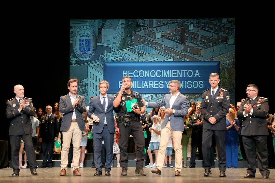 Festividad de San Juan de la Policía Local-  Posado del galardonado  y la corporación municipal y policial.