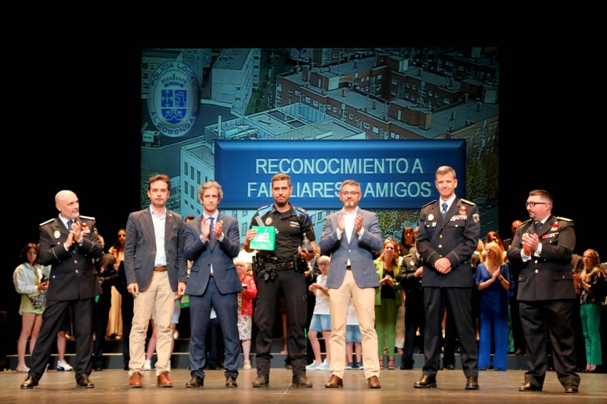 Festividad de San Juan de la Policía Local-  Posado del galardonado y la corporación municipal y policial.