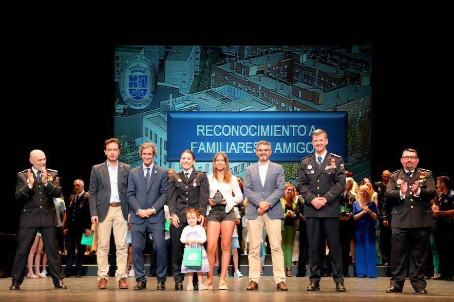 Festividad de San Juan de la Policía Local-  Posado del galardonado con su familia y la corporación municipal y policial.