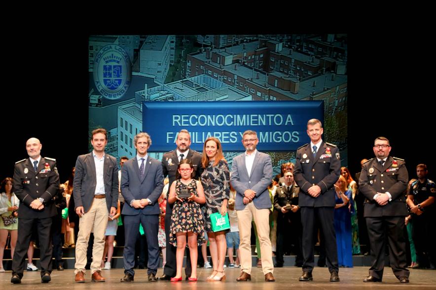 Festividad de San Juan de la Policía Local-  Posado del galardonado con su familia y la corporación municipal y policial.