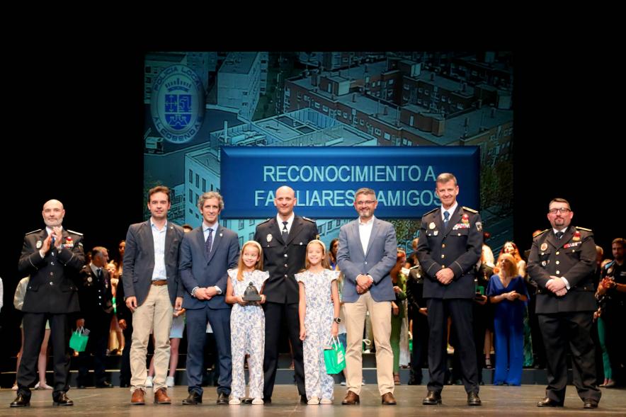 Festividad de San Juan de la Policía Local-  Posado del galardonado con su familia y la corporación municipal y policial.