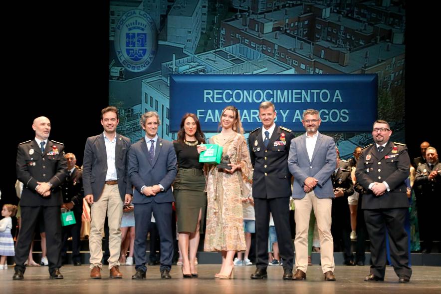 Festividad de San Juan de la Policía Local - Posado de la galardonada junto a la corporación municipal y policial.