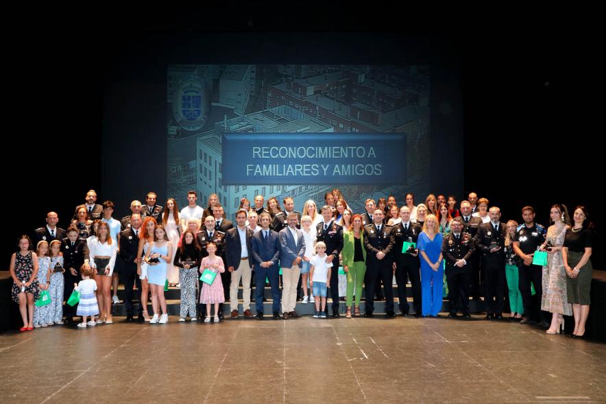 Festividad de San Juan de la Policía Local - Posado de todos los galardonados con  las autoridades municipales y policiales. 