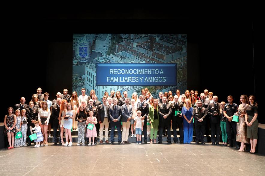 Festividad de San Juan de la Policía Local - Festividad de San Juan de la Policía Local -Posado de los homenajeados junto a la corporación municipal y policial.
