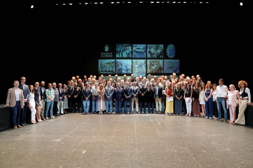  Festividad de San Juan de la Policía Local - Posado de los homenajeados junto a la corporación municipal y policial.