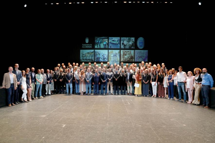  Festividad de San Juan de la Policía Local -Posado de los homenajeados junto a la corporación municipal y policial.
