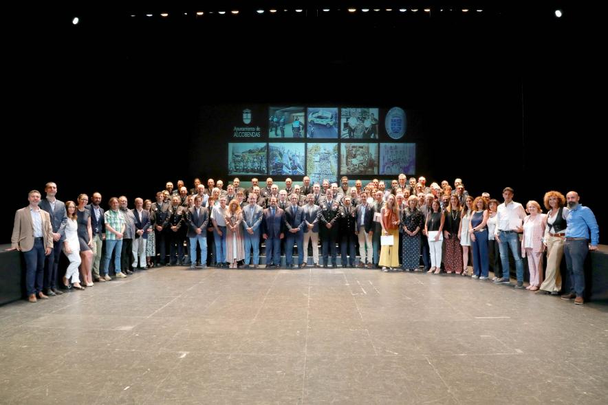 Festividad de San Juan de la Policía Local - Posado de todos los homenajeados junto a la corporación municipal y policial.