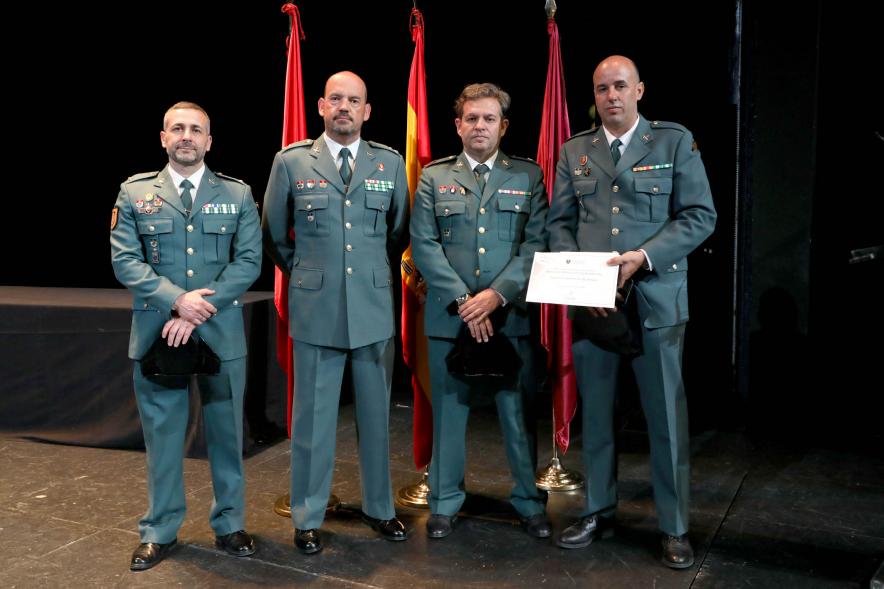 Festividad de San Juan de la Policía Local - Posado de cuatro Guardias Civiles galardonados.