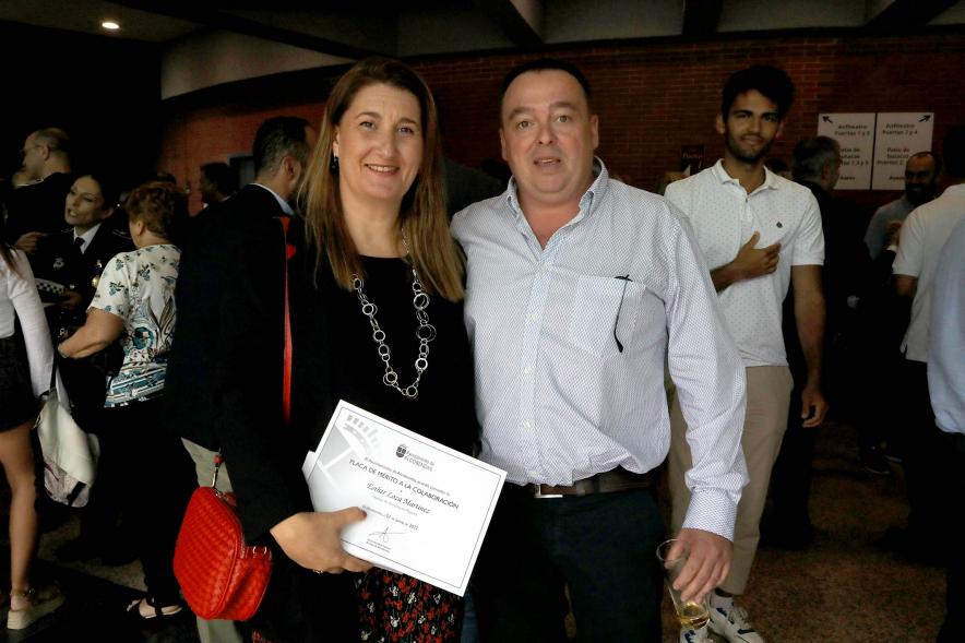 Festividad de San Juan de la Policía Local - Posado de un matrimonio con su diploma.