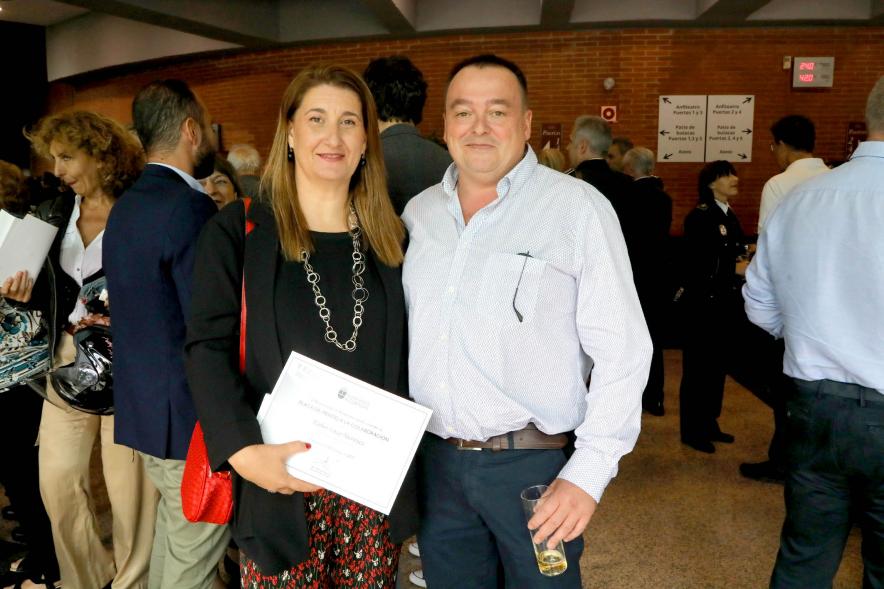 Festividad de San Juan de la Policía Local - Posado de un matrimonio con su diploma.