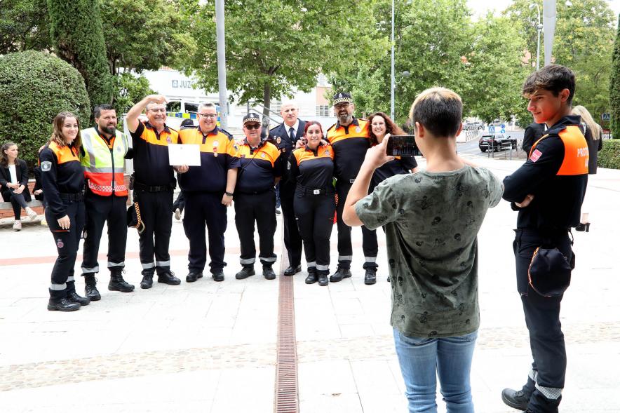 Festividad de San Juan de la Policía Local  - Imagen de los miembros de Protección civil  fotografiándose. 