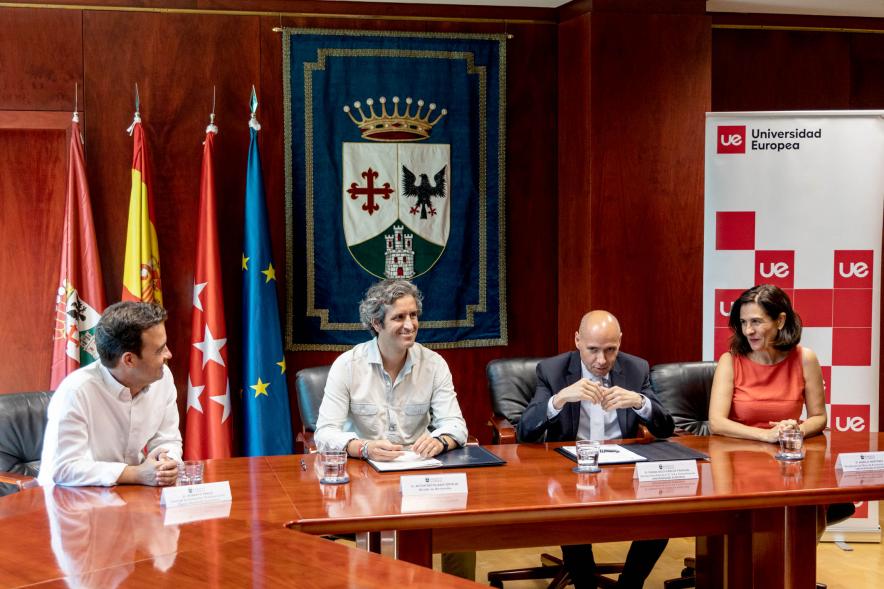 Firmantes charlan durante el encuentro