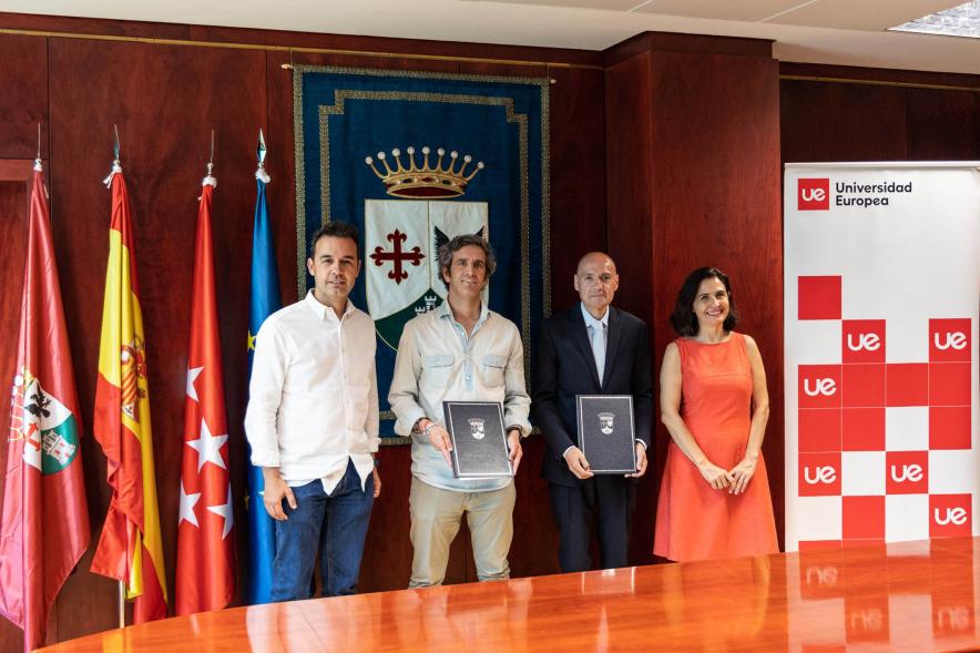 Firmantes posan tras la firma