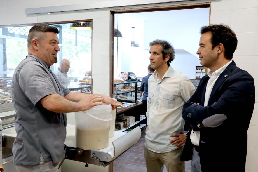  Visita a la Panadería Da Rua  - Imagen del alcalde Aitor Retolaza junto con el concejal Roberto Fraile visitando las instalaciones y saludando al dueño.