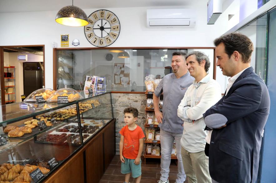 Visita a la Panadería Da Rua  - Imagen del alcalde Aitor Retolaza junto con el concejal Roberto Fraile visitando las instalaciones.