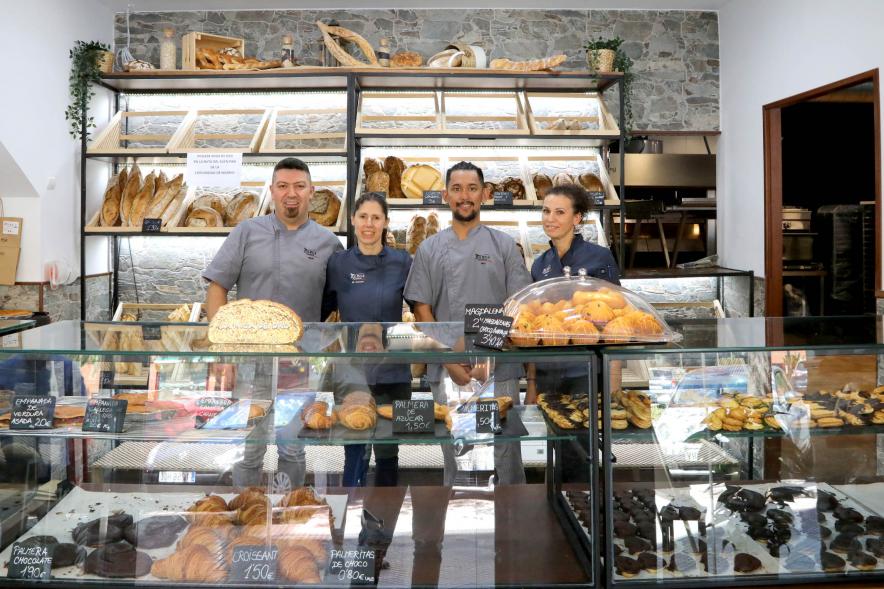Visita a la Panadería Da Rua  - Imagen del dueño y los empleados de la panadería posando delante del mostrador.