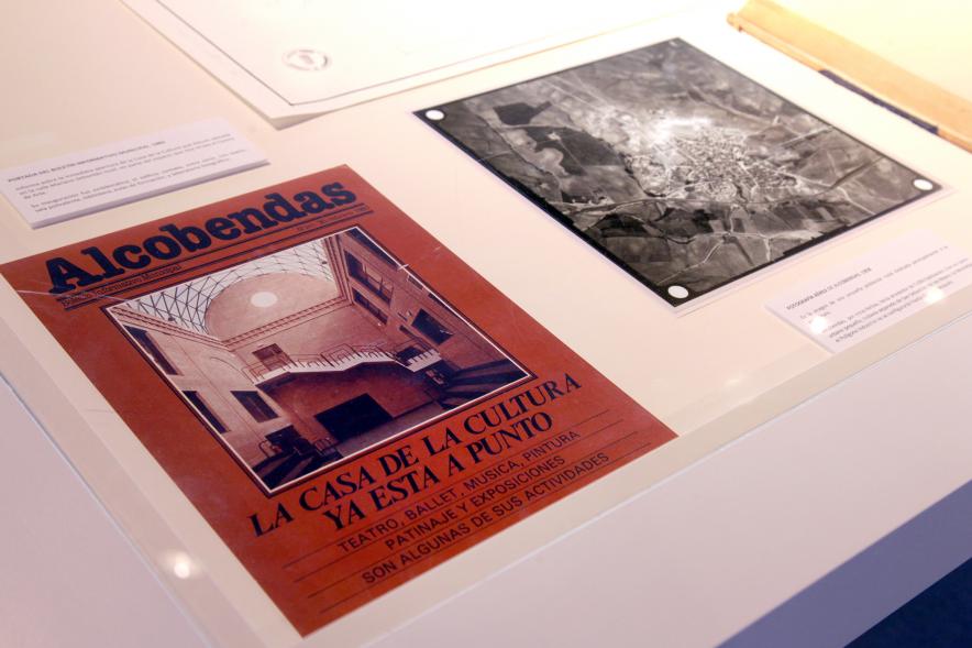Detalle carteles y fotos expuestos en el acto