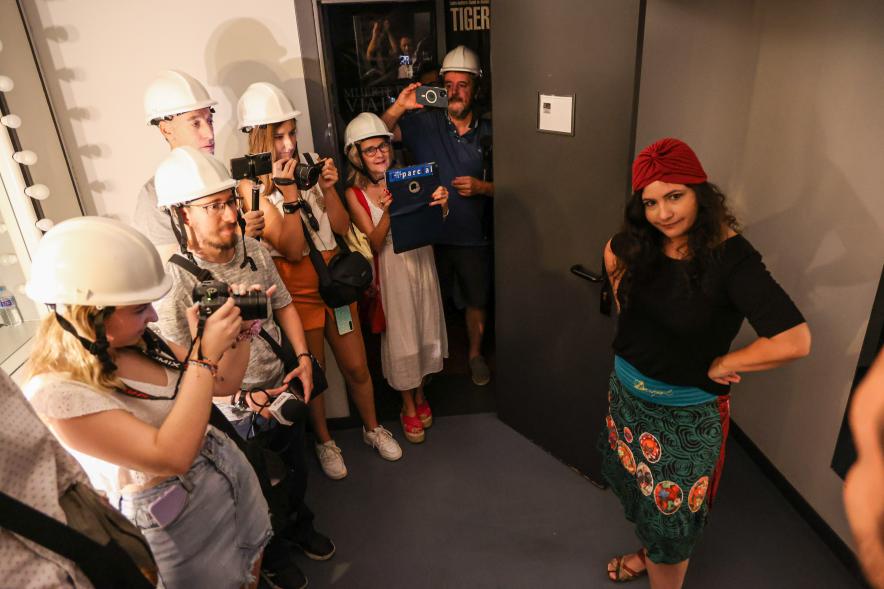 Presentación Programa de Otoño de Cultura - Imagen de un momento de la presentación del Otoño Cultural 2022, un escape room en el backstage del teatro municipal con los periodistas como protagonistas.