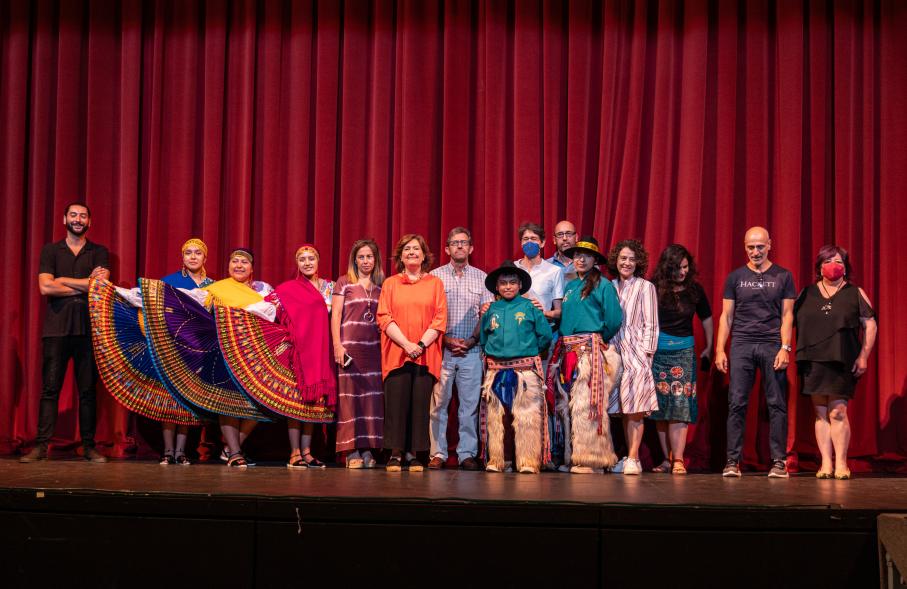 Presentación Programa de Otoño de Cultura - Imagen de la concejala de cultura Rosario Tamayo posando con las personas que han participado en la presentación.