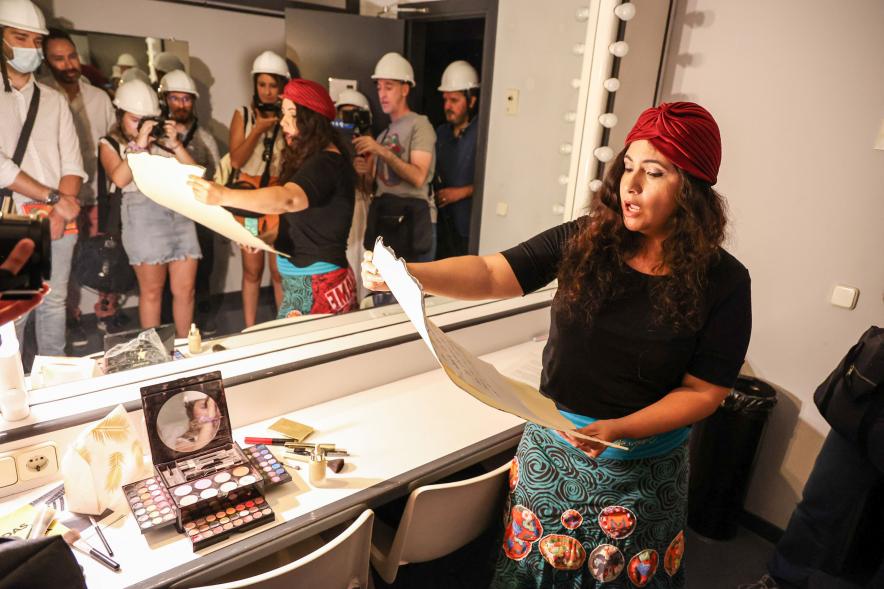 Presentación Programa de Otoño de Cultura - Imagen de un momento de la presentación del Otoño Cultural 2022, un escape room en el backstage del teatro municipal con los periodistas como protagonistas.