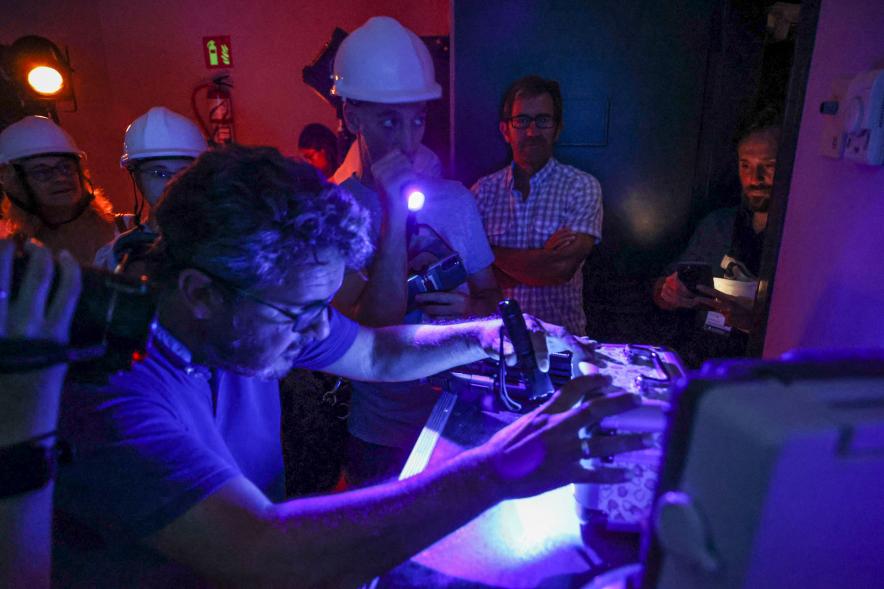   Presentación Programa de Otoño de Cultura - Imagen de un momento de la presentación del Otoño Cultural 2022, un escape room en el backstage del teatro municipal con los periodistas como protagonistas.