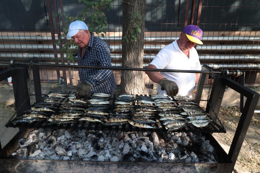 Gran Sardinada en La Esfera - Primer plano de la parrilla de sardinas con los encargados.
